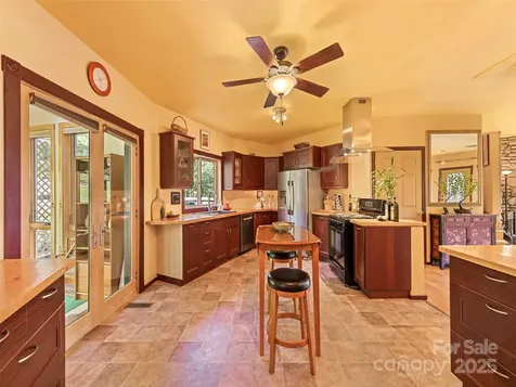 2675 Holbert Cove Road Saluda NC 28773