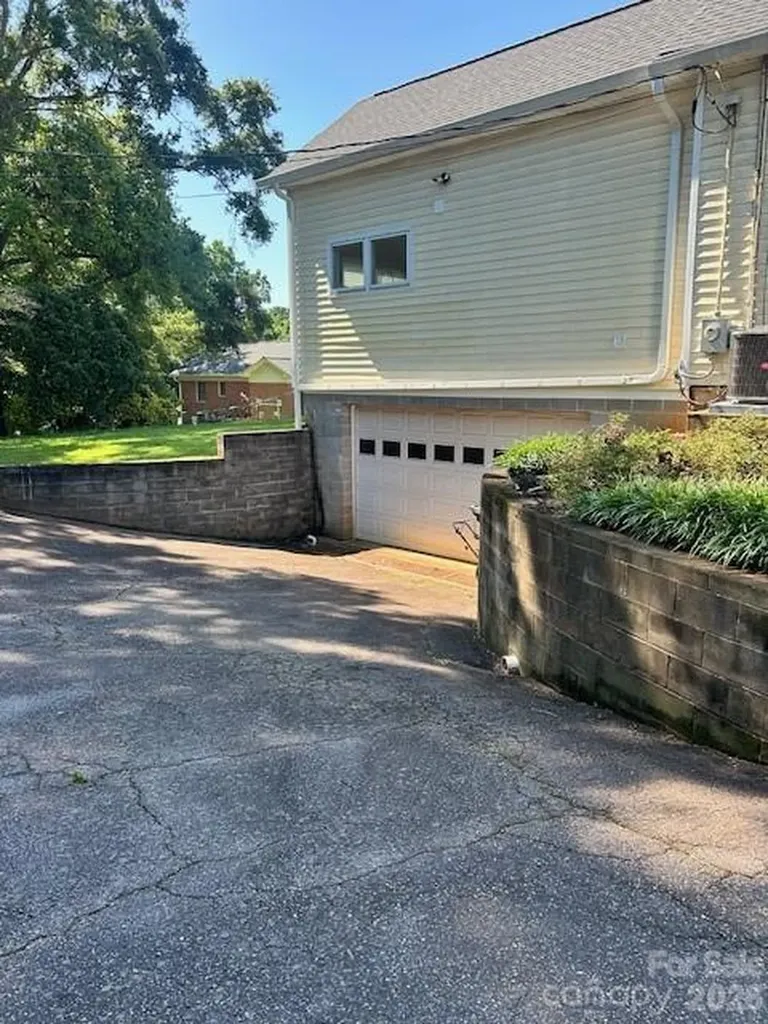 743 S College Avenue Newton NC 28658