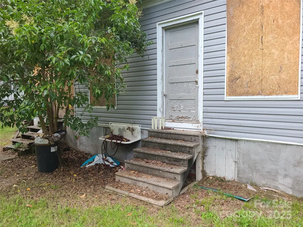 205 W 1st Street Lowell NC 28098