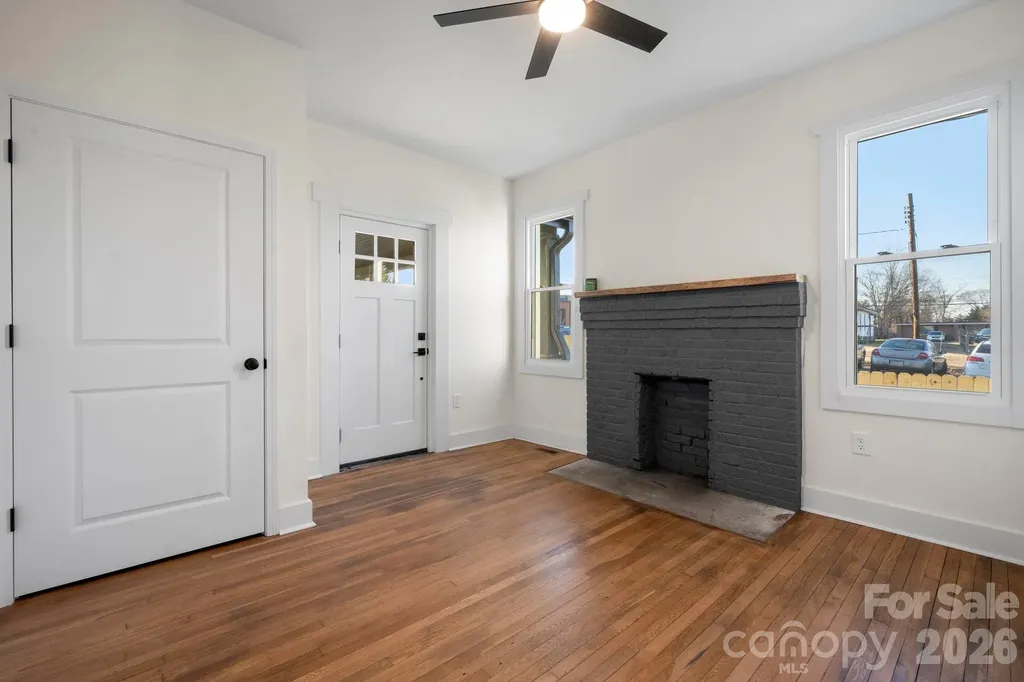 49 8th Street SE Hickory NC 28602