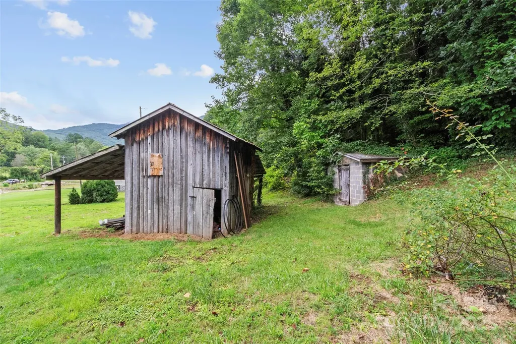 944 Georges Fork Road Burnsville NC 28714