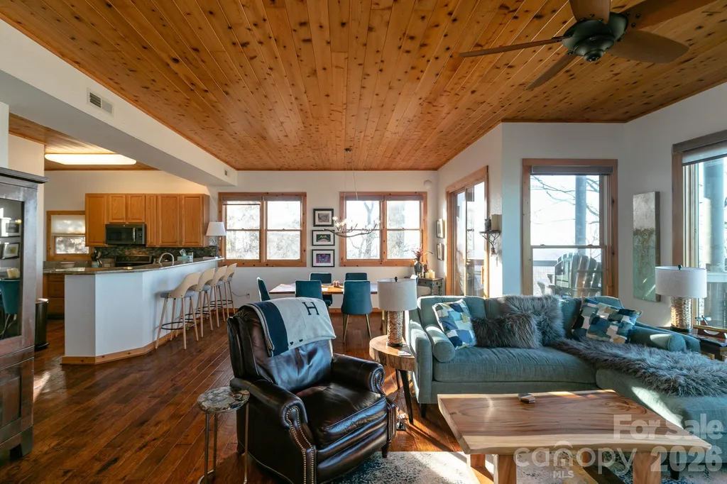 30 Club Villa Court Burnsville NC 28714