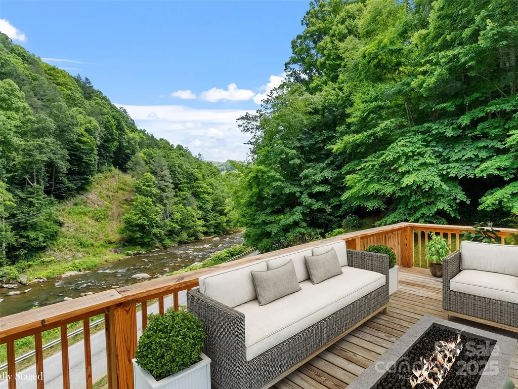 12982 Us Hwy 19w Burnsville NC 28714