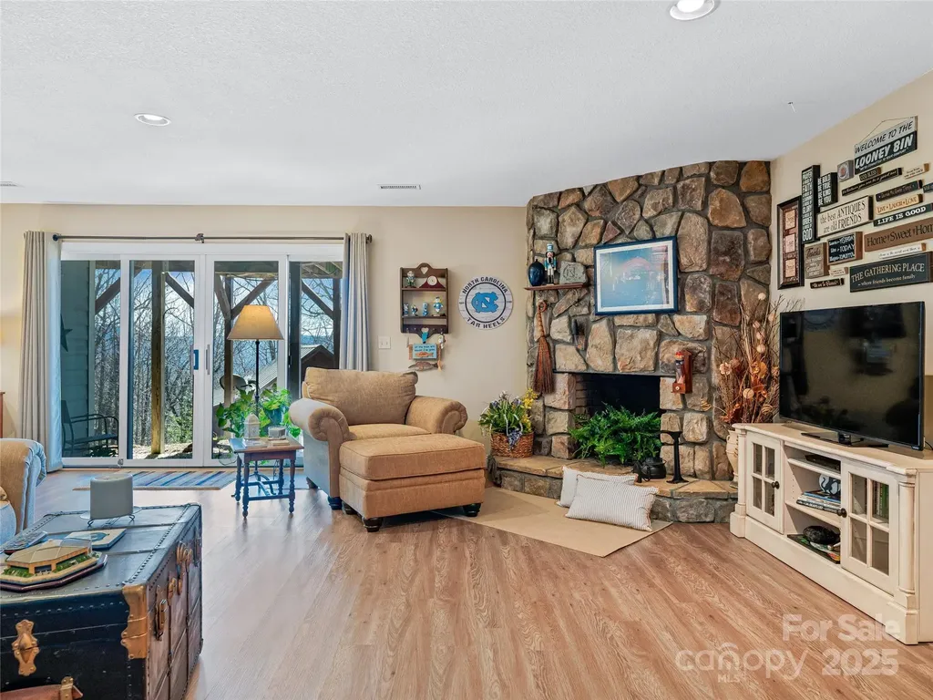 288 Hawks Point Drive Zirconia NC 28790