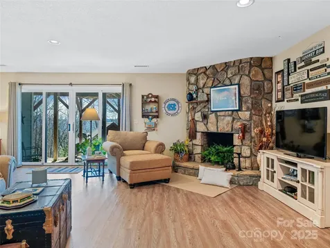 288 Hawks Point Drive Zirconia NC 28790