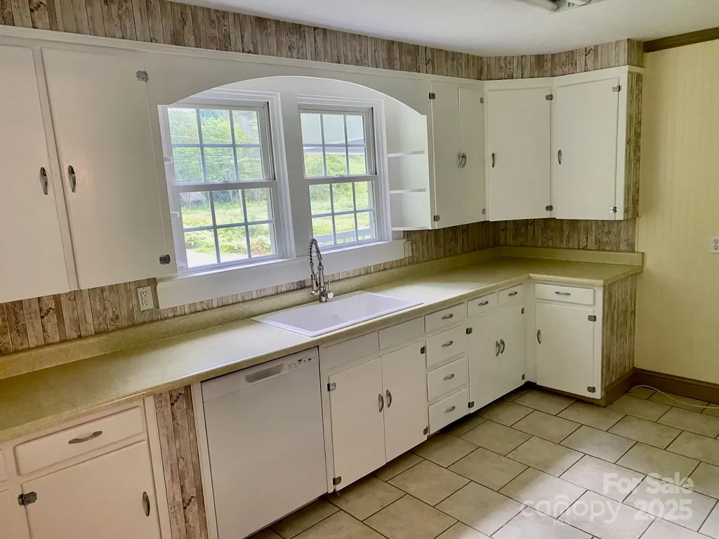 1294 Cane Creek Road Bakersville NC 28705