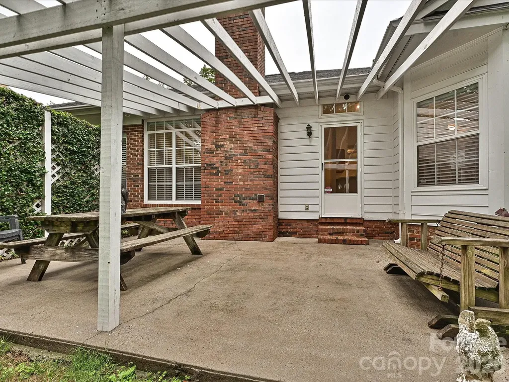 5607 Oak Drive Charlotte NC 28216
