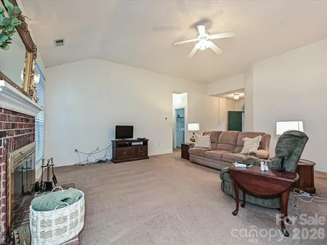 5607 Oak Drive Charlotte NC 28216