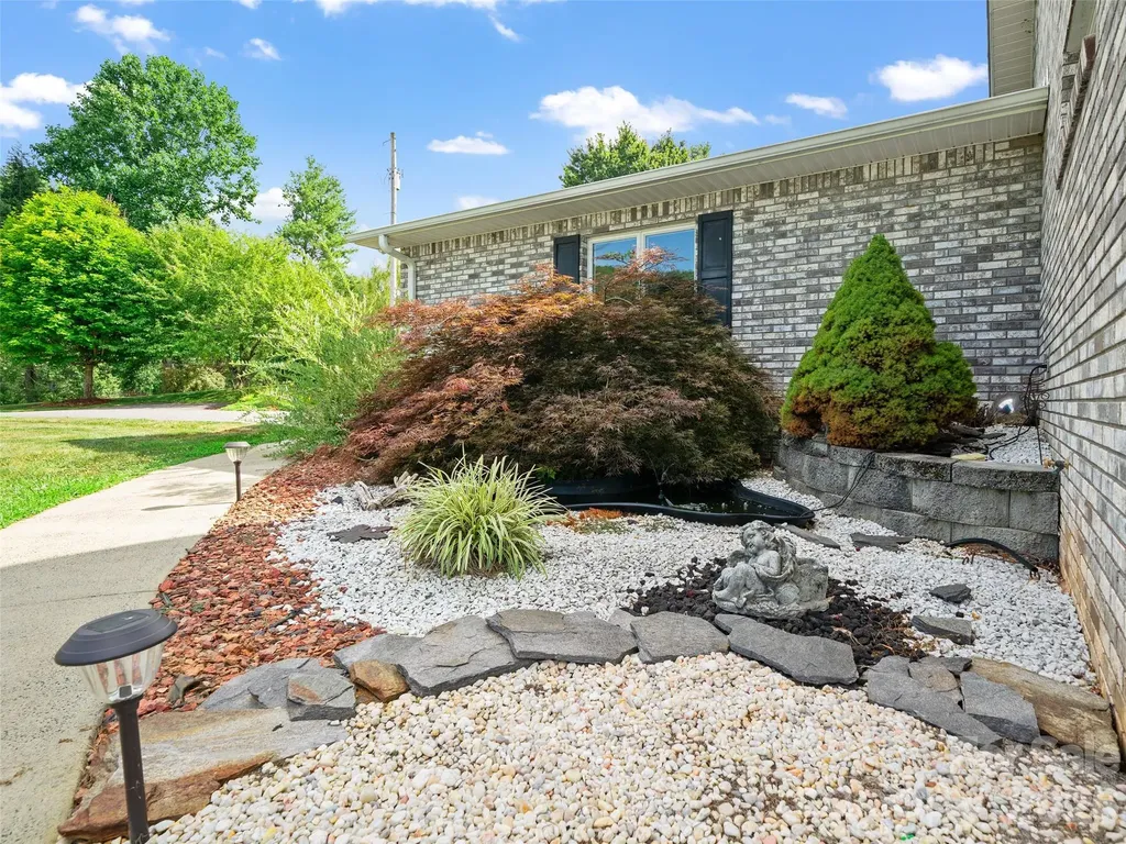 124 W Dogwood Circle Burnsville NC 28714