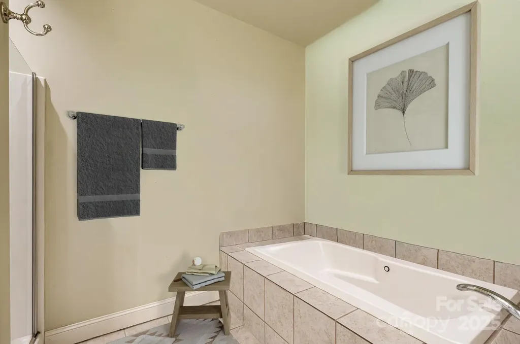 28 Trafalgar Circle Asheville NC 28805