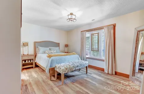 9 Oakwood Drive Weaverville NC 28787