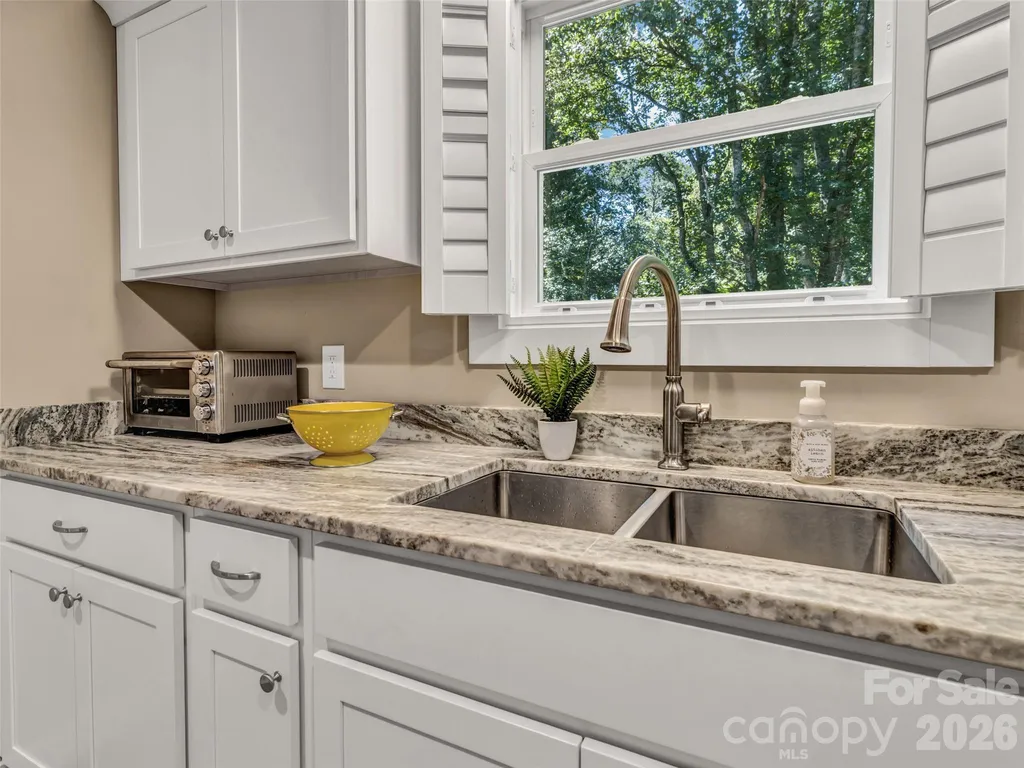 212 Walt Drive Hendersonville NC 28792