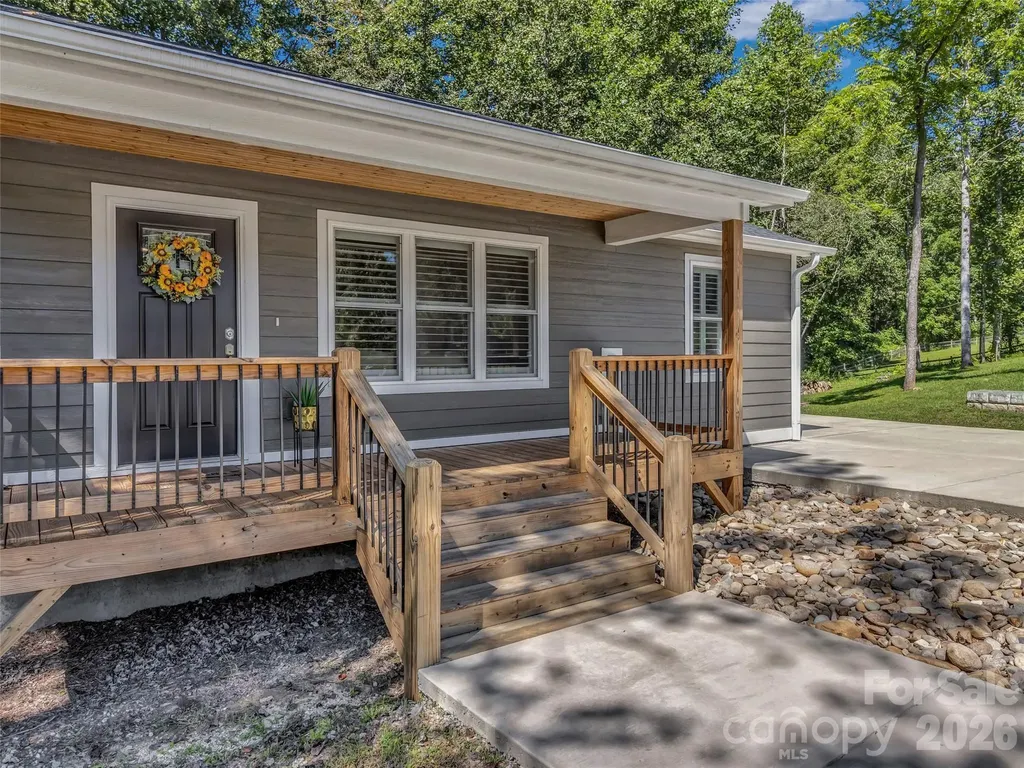 212 Walt Drive Hendersonville NC 28792