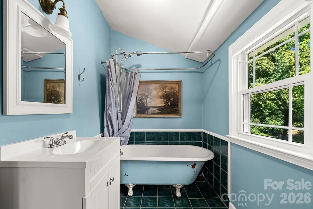 334 Greenville Street Saluda NC 28773