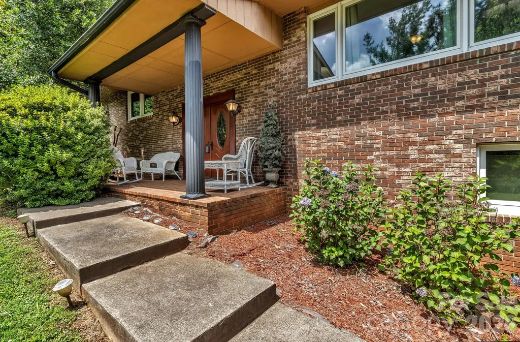 31 Mark Twain Road Asheville NC 28805