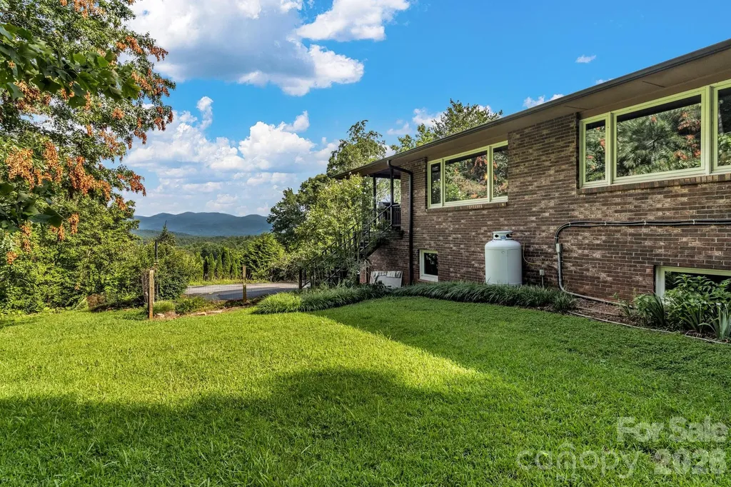 31 Mark Twain Road Asheville NC 28805