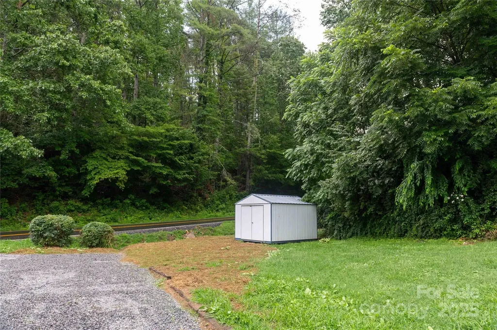 40 Double Island Road Burnsville NC 28714