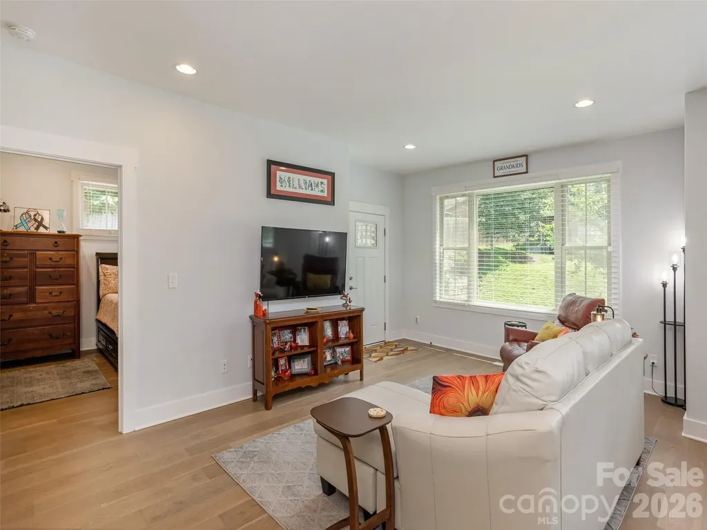37 Thornes Lane Asheville NC 28805