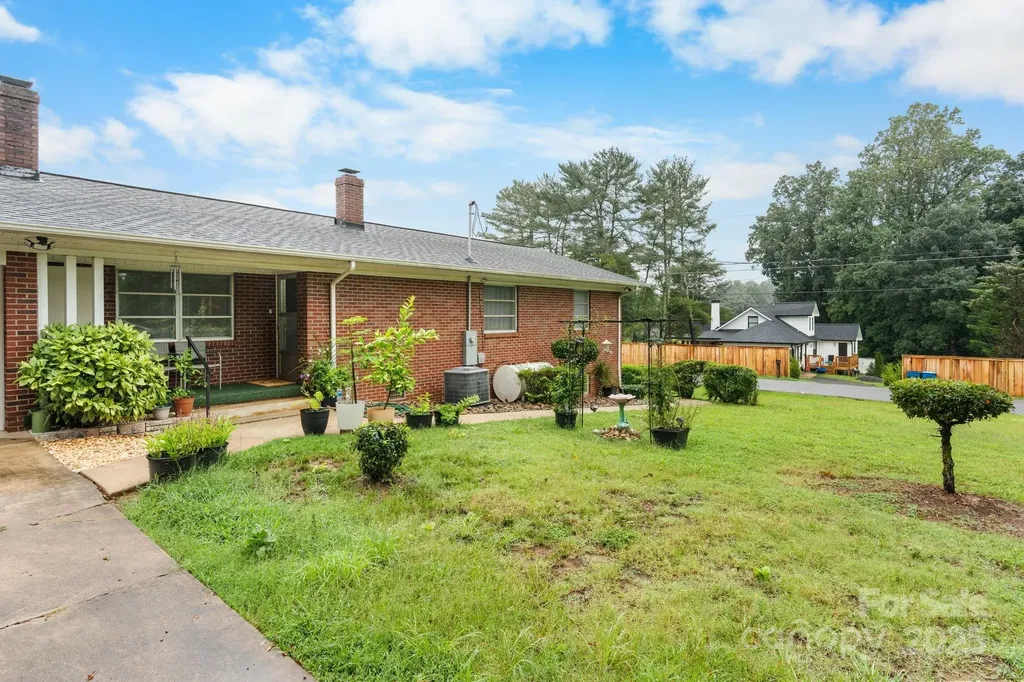2761 Highland Avenue NE Hickory NC 28601