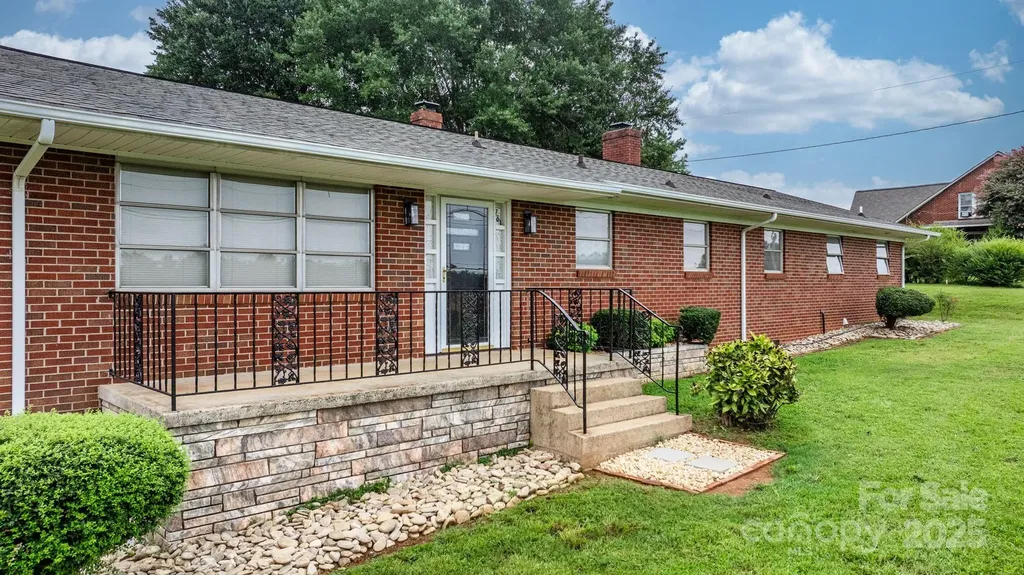 2761 Highland Avenue NE Hickory NC 28601