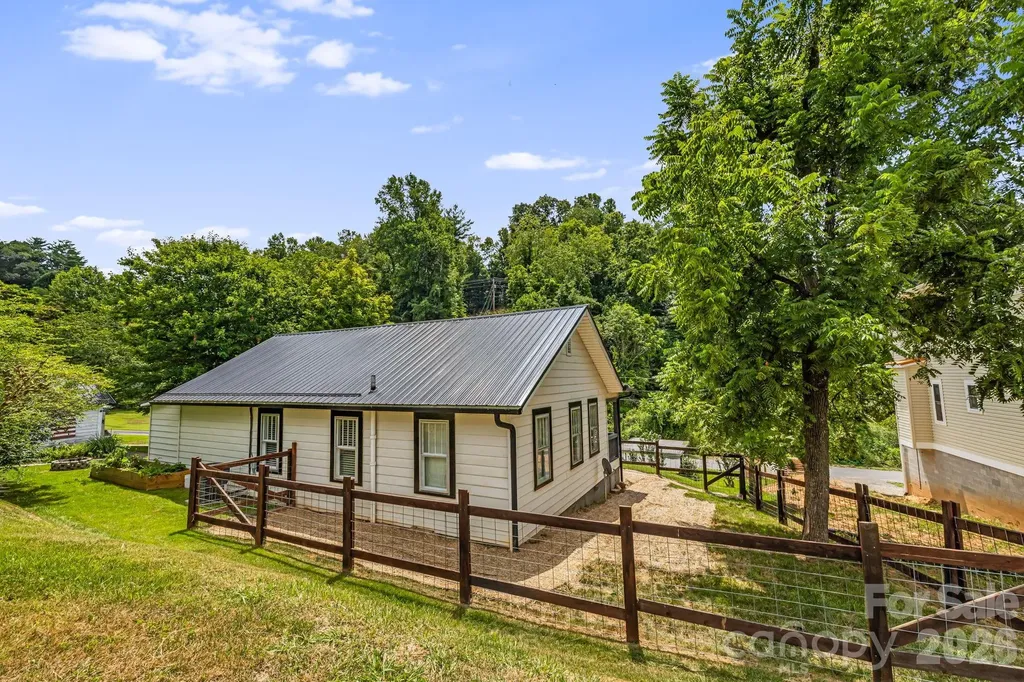 29 Ponder Street Mars Hill NC 28754