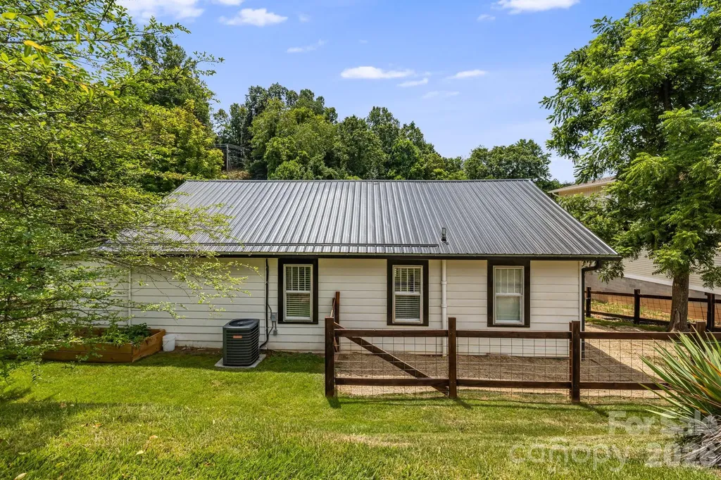 29 Ponder Street Mars Hill NC 28754
