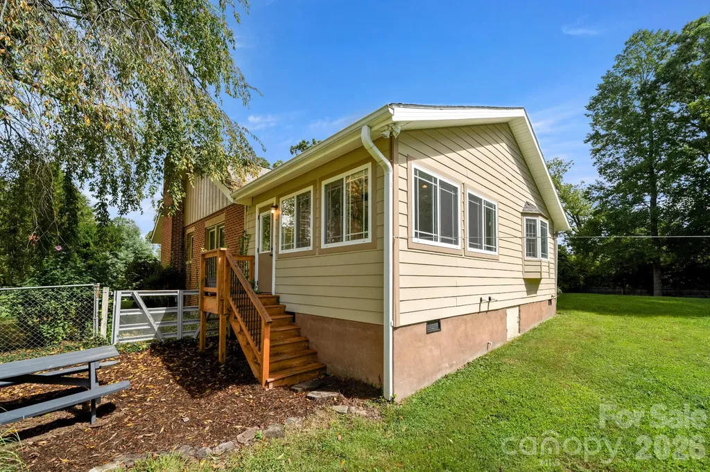 429 Brooklyn Avenue Hendersonville NC 28792