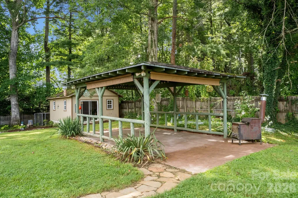 429 Brooklyn Avenue Hendersonville NC 28792