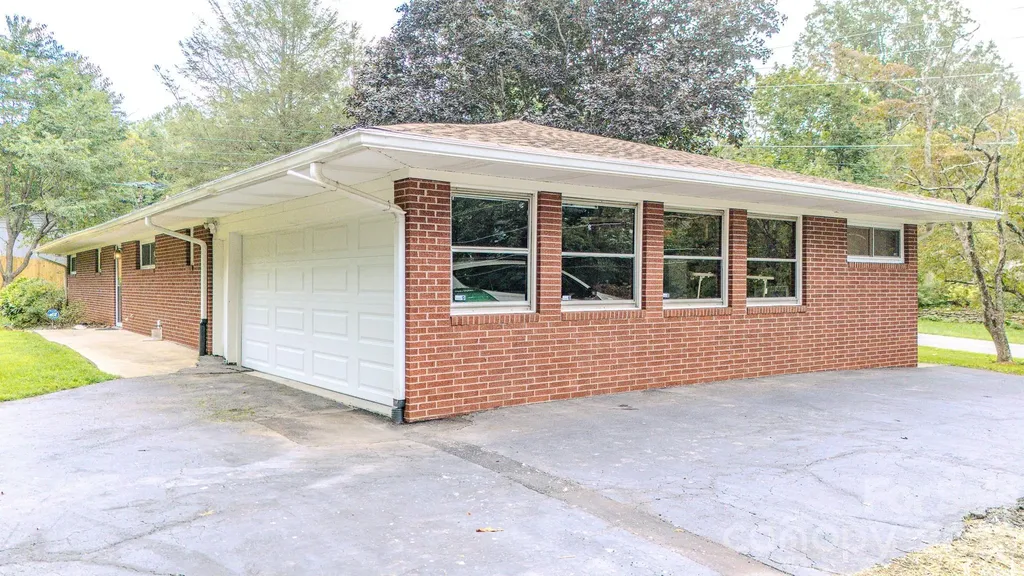 105 Alexander Avenue Swannanoa NC 28778
