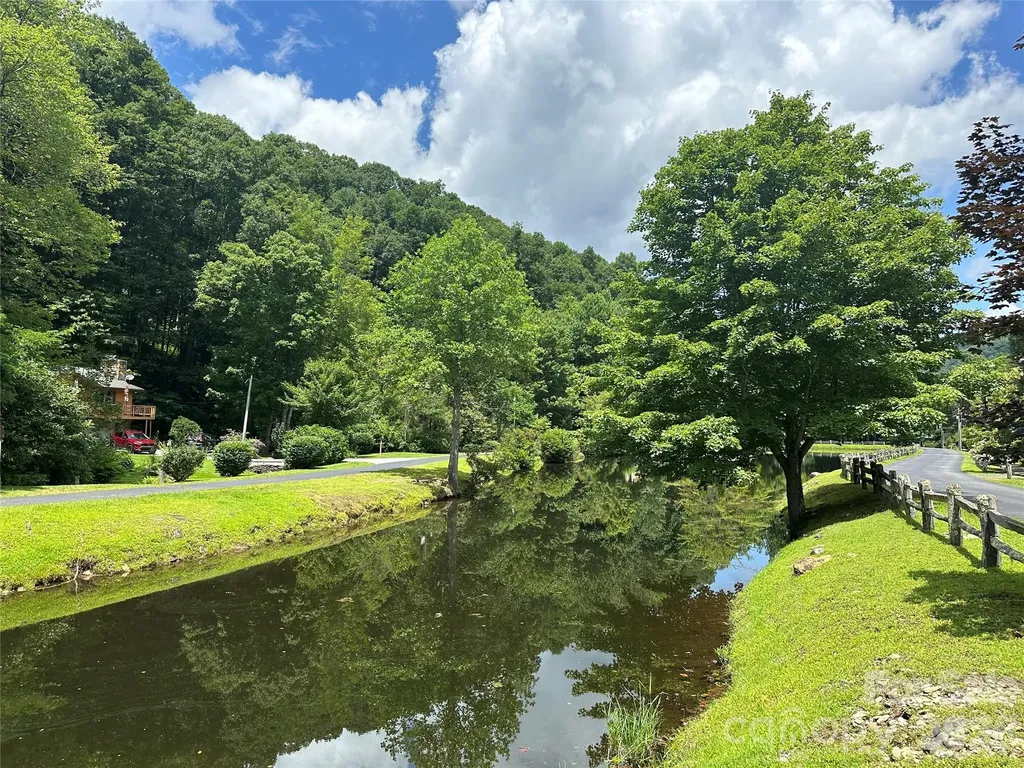 000 Falling Water Drive Burnsville NC 28714