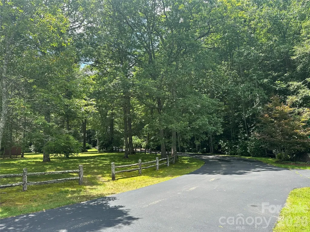 000 Falling Water Drive Burnsville NC 28714