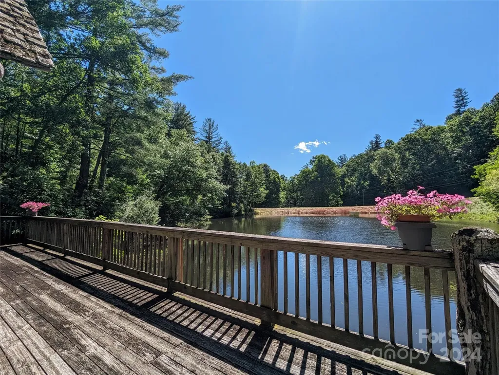 001 Shoal Pond Cove Burnsville NC 28714