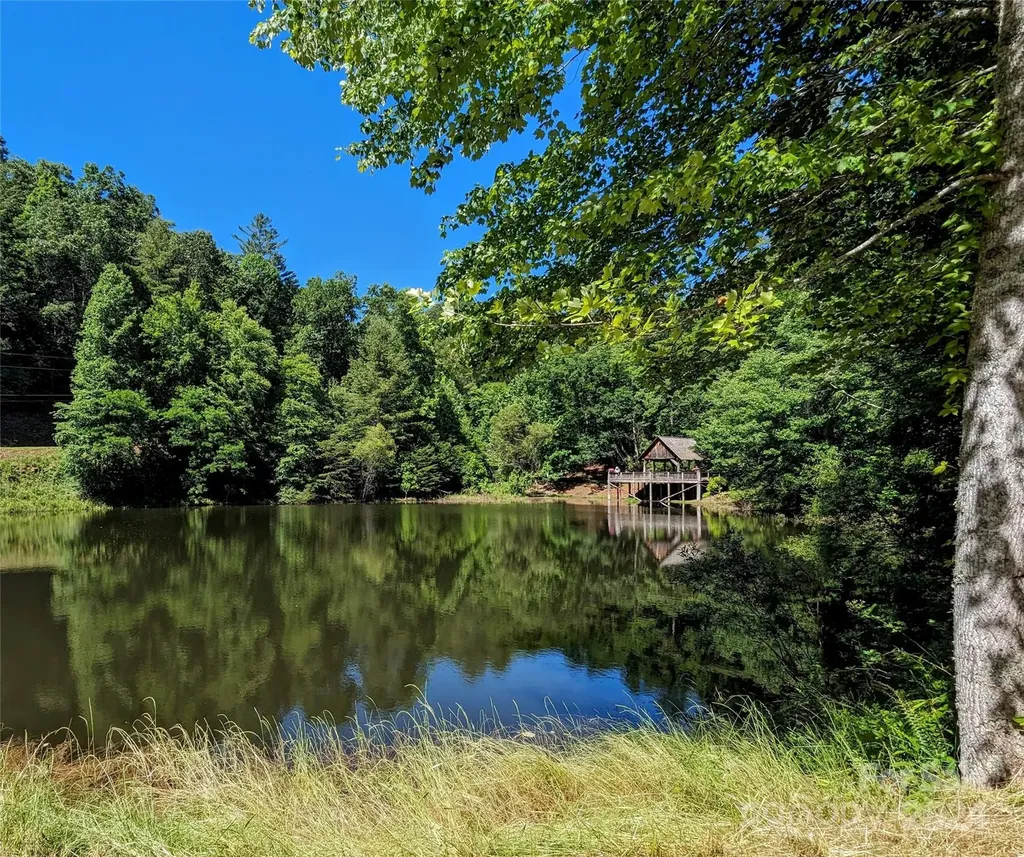 001 Shoal Pond Cove Burnsville NC 28714