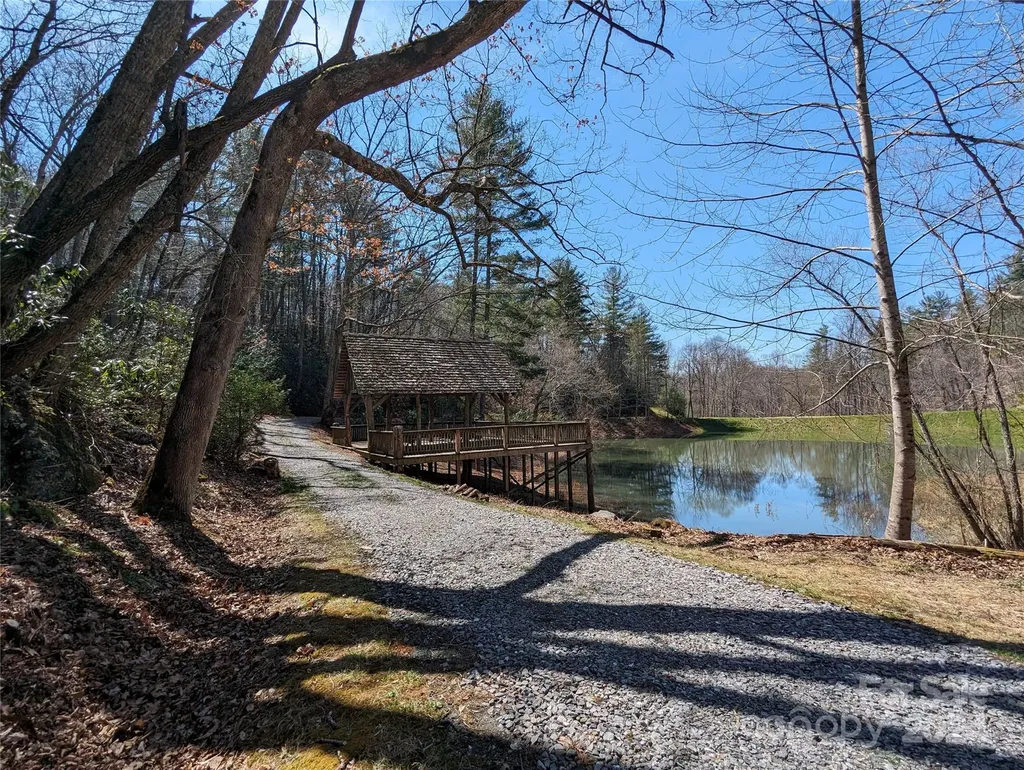 001 Shoal Pond Cove Burnsville NC 28714