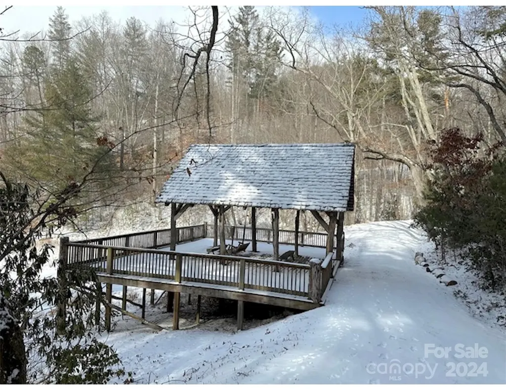 001 Shoal Pond Cove Burnsville NC 28714