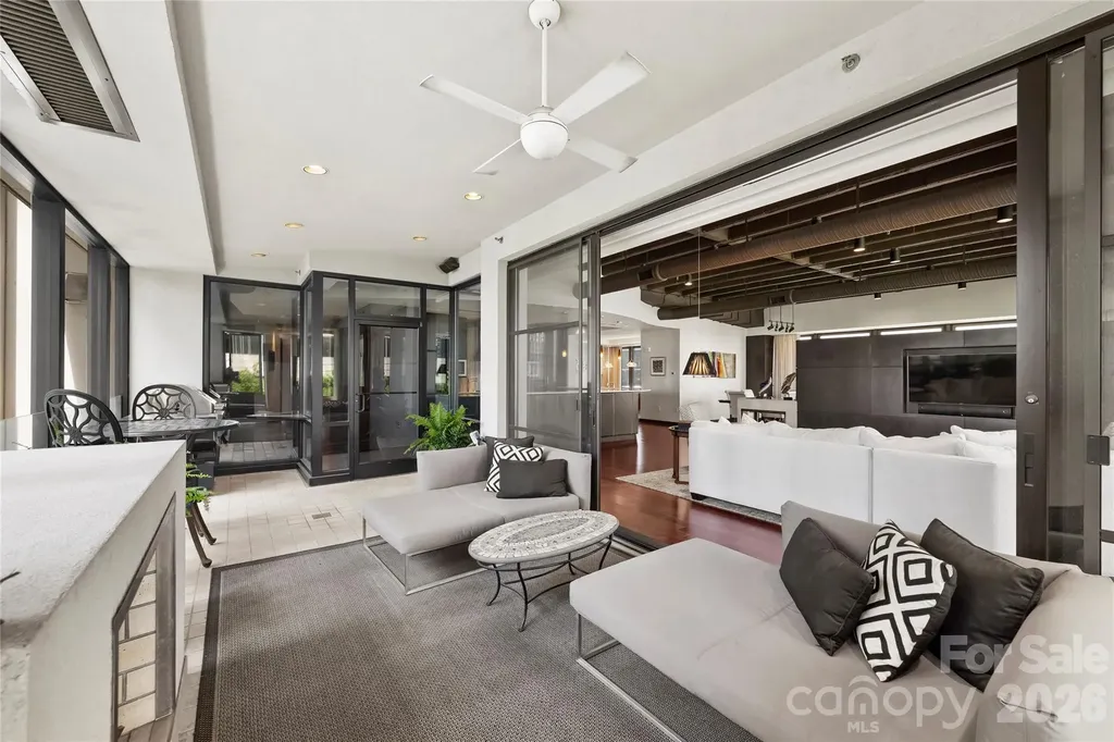 139 S Tryon Street Charlotte NC 28202