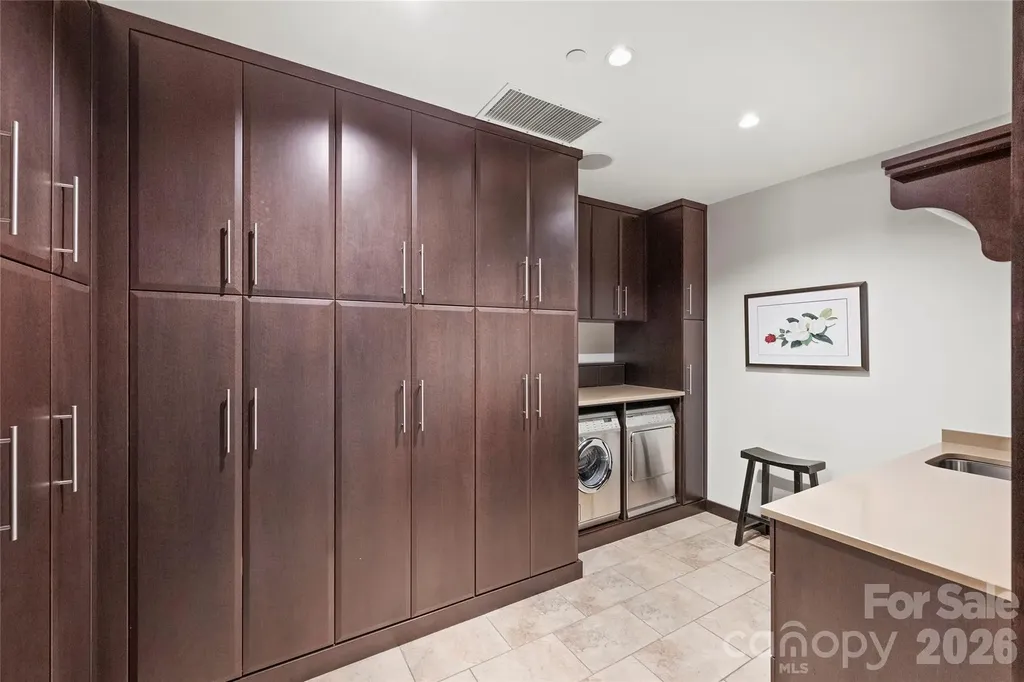 139 S Tryon Street Charlotte NC 28202