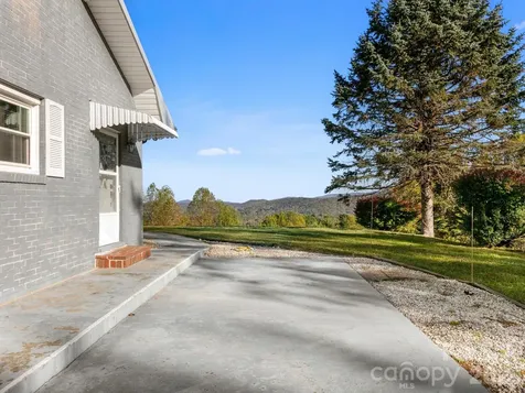 5481 Greenville Highway Zirconia NC 28790