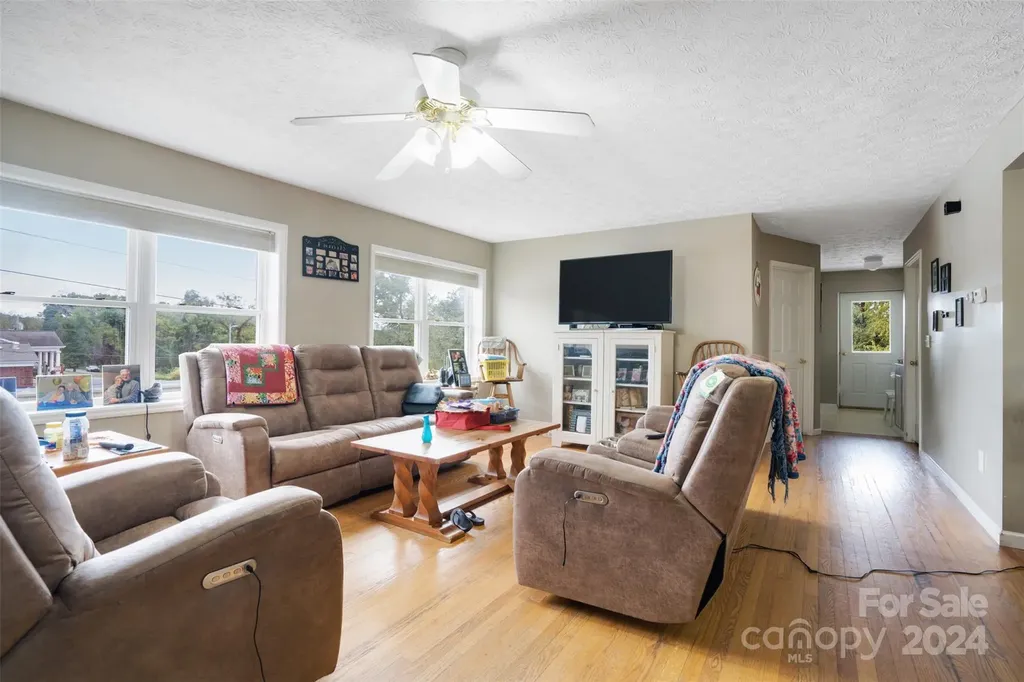 6 Sanderson Street Hayesville NC 28904