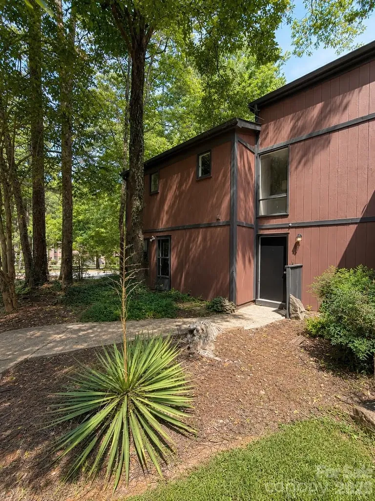 6101 Honeysuckle Lane Charlotte NC 28212