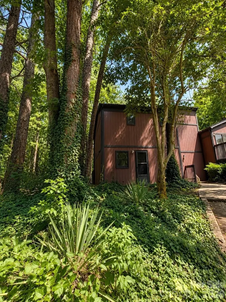 6101 Honeysuckle Lane Charlotte NC 28212