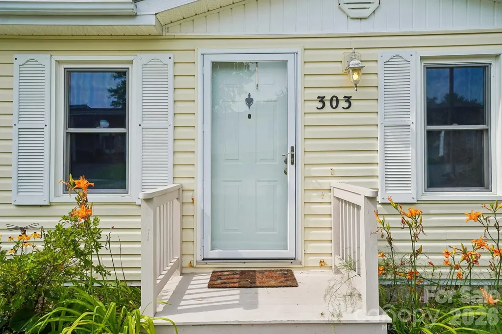 303 Meadowbrook Court Hendersonville NC 28792