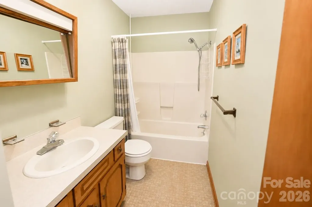 6203 Vandresser Point Hickory NC 28601