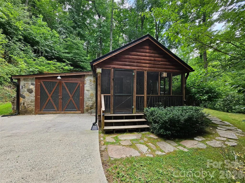 33 Tennis Court Road Burnsville NC 28714