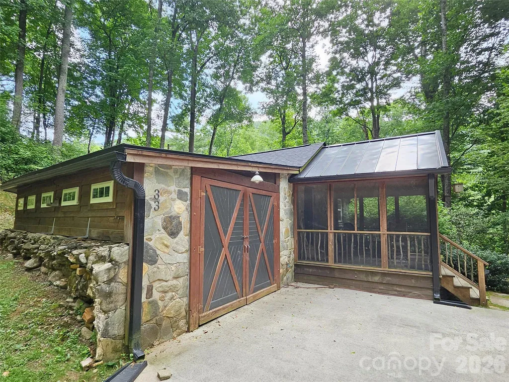 33 Tennis Court Road Burnsville NC 28714