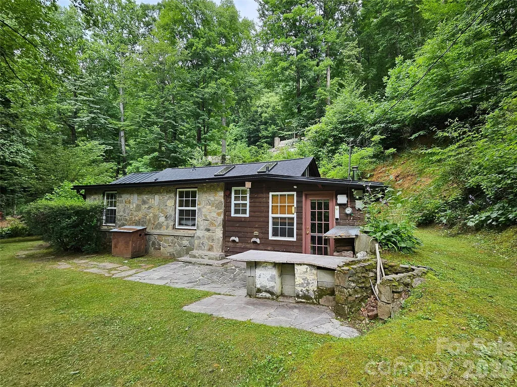 33 Tennis Court Road Burnsville NC 28714