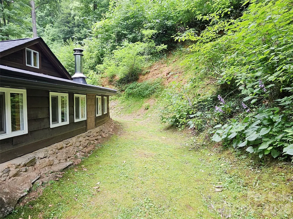 33 Tennis Court Road Burnsville NC 28714