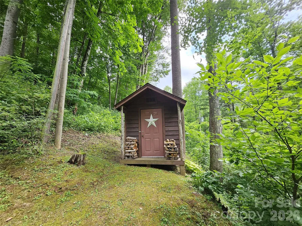33 Tennis Court Road Burnsville NC 28714