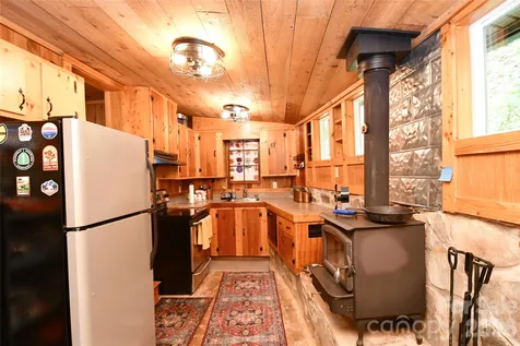 33 Tennis Court Road Burnsville NC 28714
