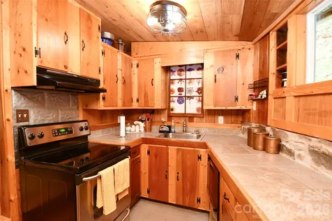 33 Tennis Court Road Burnsville NC 28714